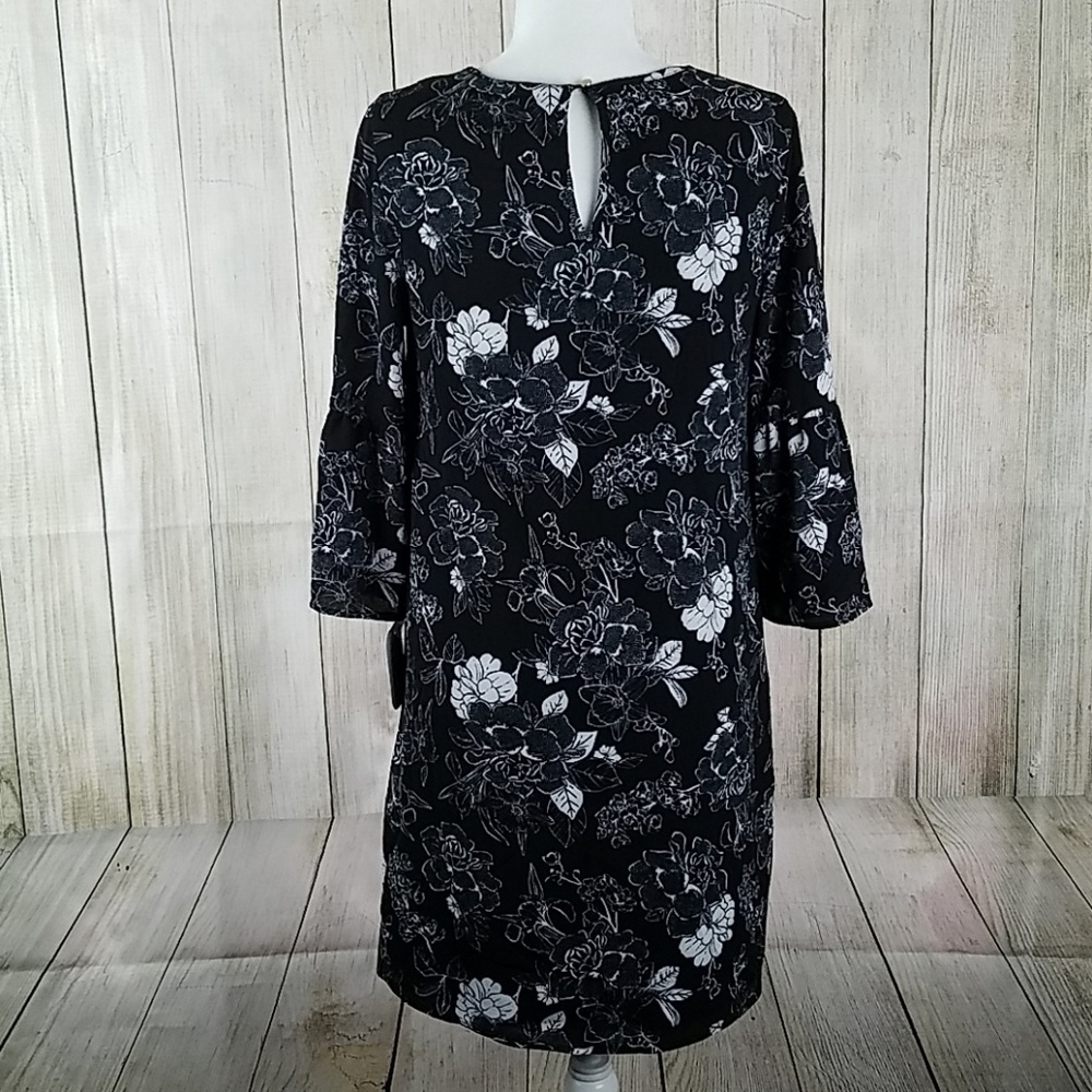 Floral black and white flowy maternity dress - Picture 3 of 6